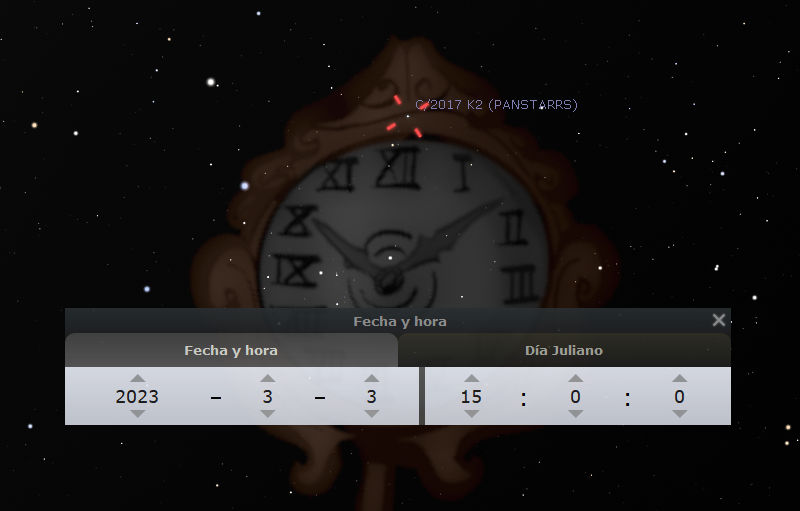 Visualización de un reloj antiguo con símbolos de Mazzaroth en su esfera, encapsulado en una ornamentada carcasa madera oscura, contra un fondo estrellado. Una ventana en primer plano muestra la fecha "2023-3-3" y la hora "15:00:00", junto a una referencia al cometa 2017 K2 (PANSTARRS).
