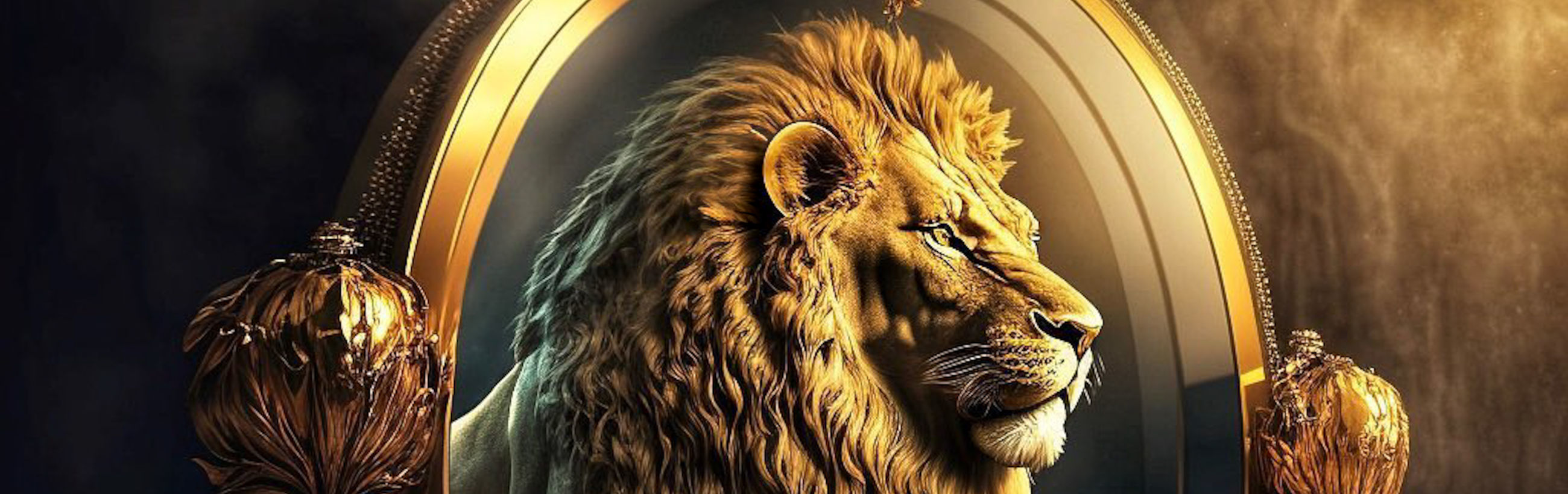 Ein majestätischer goldener Löwe, dargestellt in einem großen Himmelsbogen, flankiert von kunstvollen, vom Mond inspirierten Skulpturen vor dem Hintergrund eines sternenklaren Himmels.