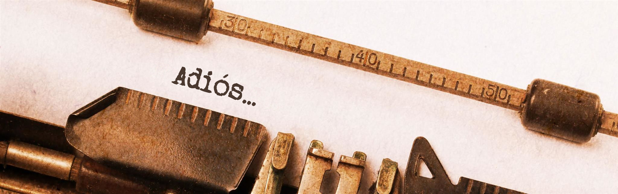 Imagen de una máquina de escribir antigua con una regla de madera que cruza por encima donde se observan números grabados y una palabra impresa, "Adiós", sobre un papel antiguo. Elementos de medición y escritura reflejando el paso del tiempo y el cierre de un capítulo.