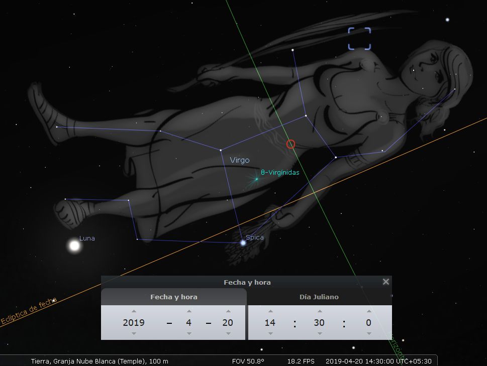 Imagen de un software astronómico mostrando una representación artística de la constelación Virgo en el cielo nocturno, junto a la Luna y varias estrellas. Incluye líneas que conectan las estrellas formando la figura de una mujer reclinada y marcas en la interfaz que indican datos astronómicos específicos como la fecha y la ubicación.