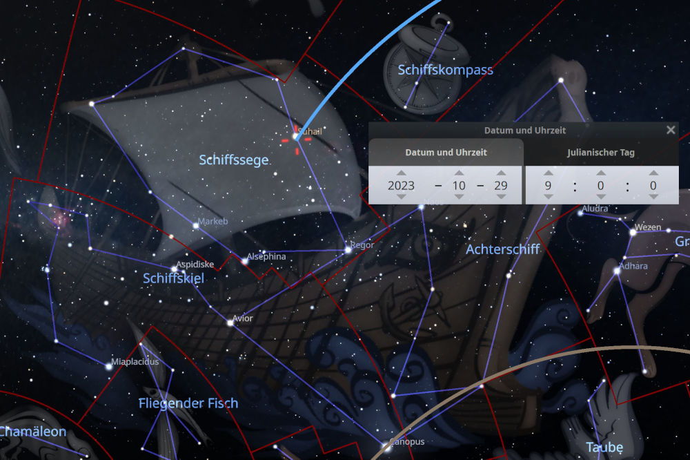 Ein grafisch dargestelltes Sternenhimmel-Bildschirmfoto zeigt verschiedene Sternbilder mit wissenschaftlich benannten Sternen und kennzeichnet sie durch blaue Linien. Überlagernde Fenster zeigen einen Schiffskompass und ein Datums- und Uhrzeit-Widget mit dem Datum 29. Oktober 2023.