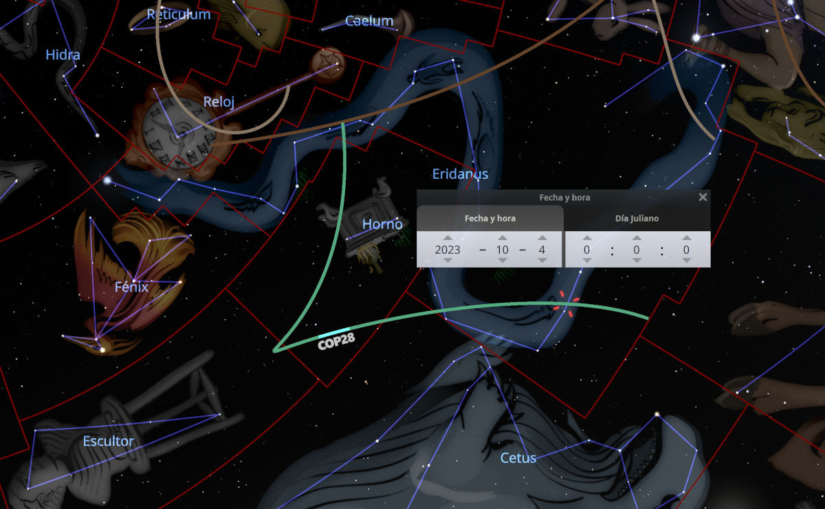 Una imagen detallada del cielo nocturno que muestra diversas constelaciones con sus nombres como Hidra, Reloj y Fénix. Líneas rojas y azules destacan las formas y conexiones entre estrellas. Se incluye una superposición con una interfaz de usuario mostrando la fecha y hora actual.