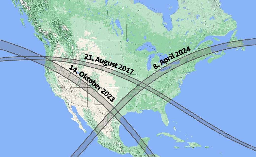 Karte der Vereinigten Staaten mit überlagerten Trajektorien von bestimmten astronomischen Ereignissen, die in den Jahren 2017, 2023 und 2024 stattfinden. Die Linien kreuzen bedeutende geographische Regionen und sind mit konkreten Daten versehen.