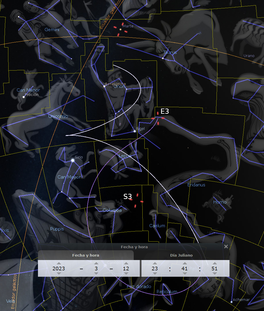 Imagen digital del cielo nocturno mostrando una representación visual de diversas constelaciones y estrellas, incluyendo objetos celestes destacados como Sirio y Betelgeuse. Se observan líneas que conectan estrellas formando figuras mitológicas etiquetadas con nombres científicos, sin referencias astrológicas. La fotografía también incluye superposiciones de coordenadas y data con fecha y hora específica.
