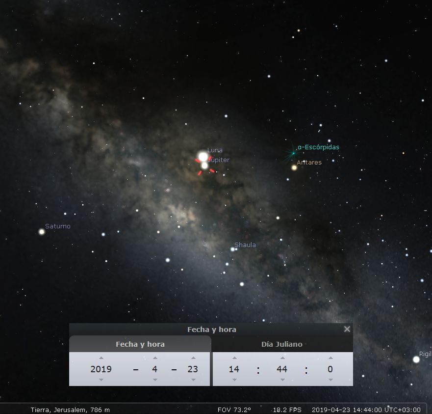 Una imagen de una simulación celestial mostrando la Luna, Júpiter, Saturno y otras estrellas en el campo cósmico, con etiquetas identificativas para cada objeto astronómico. El cuadro inferior muestra los datos de fecha y hora con parámetros exactos de observación desde Jerusalén.
