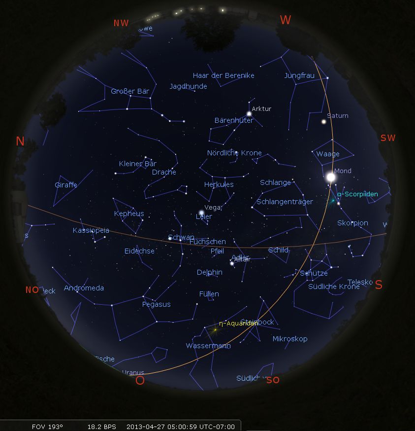 Nachtansicht des Himmels mit Sternbildern und Planetenpositionen. Sichtbare Sternbilder umfassen den Großen und Kleinen Bären, die Giraffe, und Teile des Mazzaroth, wie die Waage und der Skorpion. Helle Himmelskörper wie Saturn und der Mond sind markiert. Das Bild zeigt eine fischaugenartige Projektion mit Himmelsrichtungen am Rand.