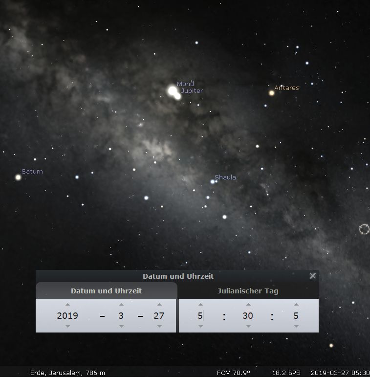Astronomisches Bild, das den Nachthimmel über Jerusalem zeigt, aufgenommen am 27. März 2019. Die Planeten Saturn, Jupiter und Sterne wie Antares und Shaula sind sichtbar. Die Milchstraße erstreckt sich diffus im Hintergrund.