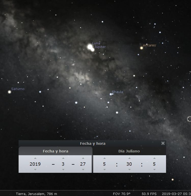 Vista de un simulador astronómico mostrando el cielo estrellado con planetas y estrellas identificados, incluyendo Saturno, la Luna, Júpiter, y estrellas en el Mazzaroth como Antares y Shaula. La interfaz muestra parámetros de fecha y hora en Jerusalén, el 27 de marzo de 2019.