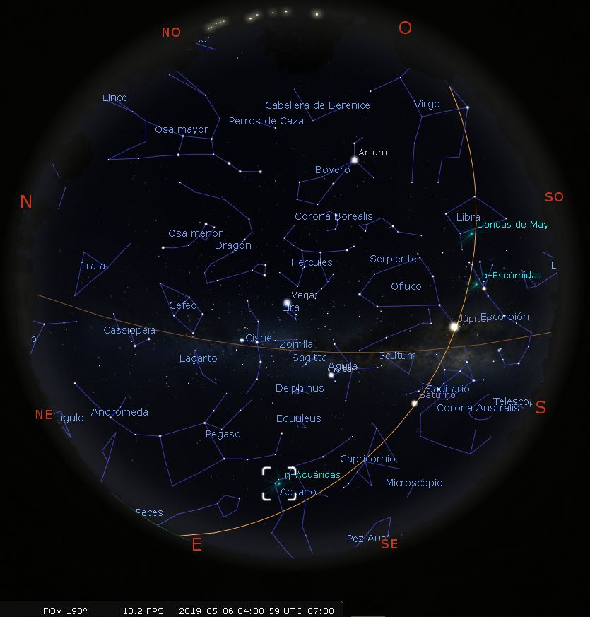Vista nocturna de un cielo estrellado iluminado con nombres y líneas conectivas de diversas constelaciones. Los puntos cardinales N, NE, E, SE, S, SO, O, y NO están marcados al borde de la imagen.