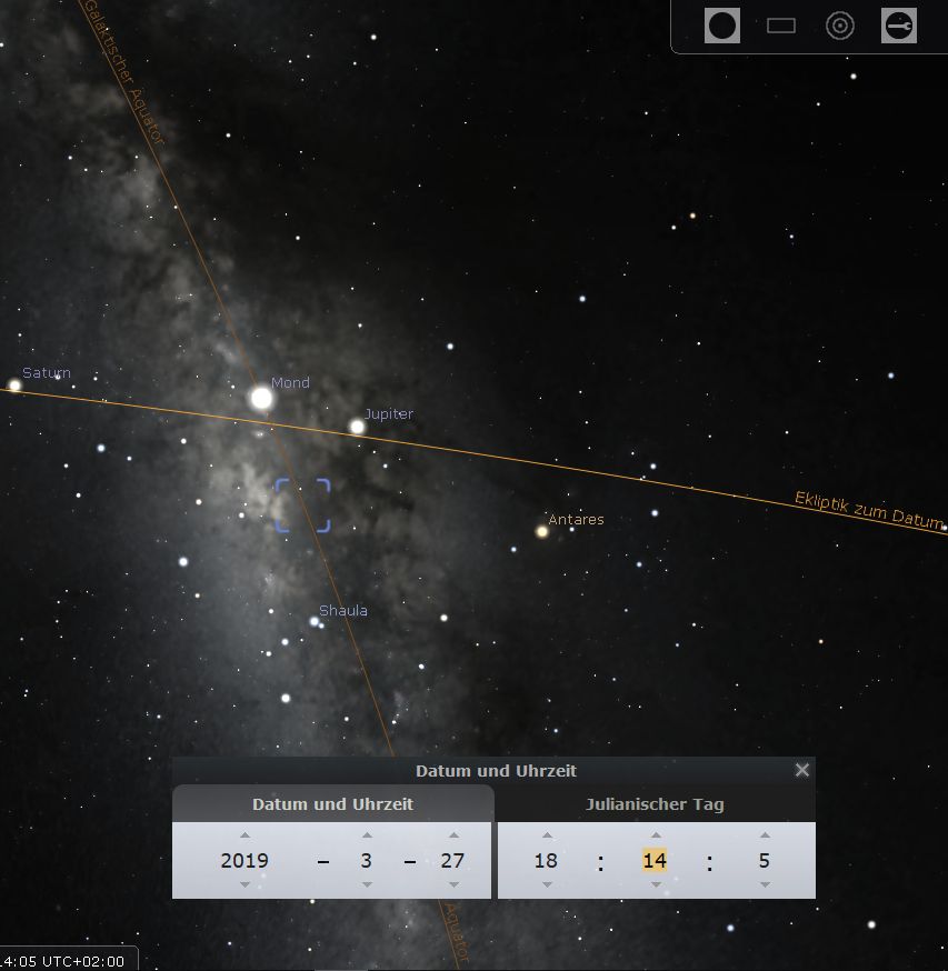 Ansicht des Nachthimmels mit dem Mazzaroth-Pfad, gezeigt durch eine gelbe Linie, entlang derer Planeten wie Saturn, Jupiter und der Mond sichtbar sind. Im Hintergrund sind zahlreiche Sterne und neblige kosmische Strukturen erkennbar. Ein Benutzerinterface zeigt das Datum und die Uhrzeit an: 27. März 2019, 18:14 Uhr.