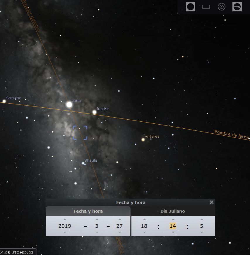Imagen astronómica donde aparecen el planeta Saturno, la Luna y Júpiter alineados sobre la eclíptica en un fondo estrellado. También aparecen indicadas estrellas como Antares y Shaula. En la parte inferior de la imagen, una ventana muestra la fecha y hora de la captura en 2019.