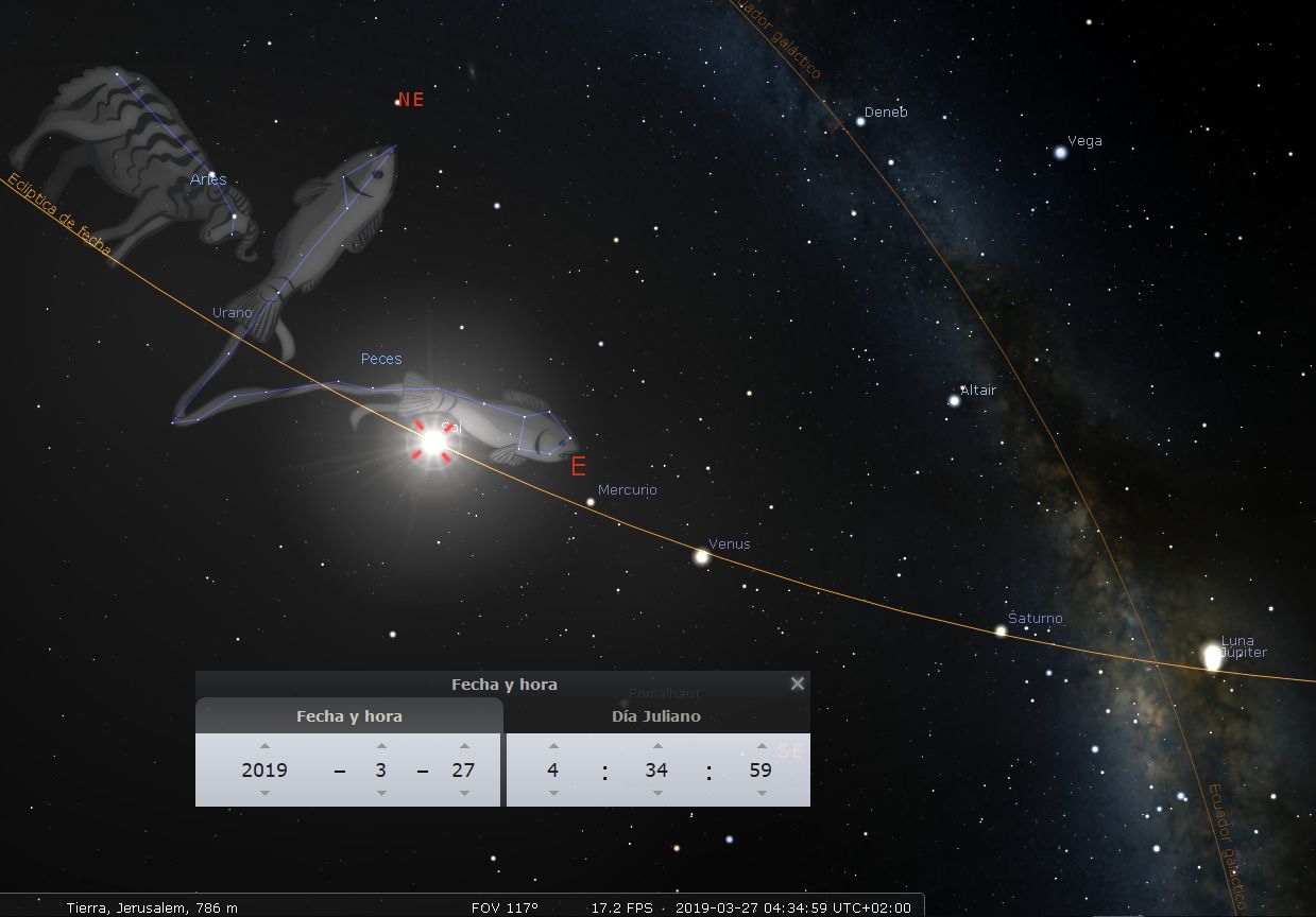 Imagen que muestra una representación del cielo estrellado con elementos de una aplicación de astronomía. Se observan diversas constelaciones con su respectiva nomenclatura científica, además de los planetas Mercurio y Venus sobre la eclíptica. Al fondo, se puede apreciar la Vía Láctea en tonos de azul y negro. Una línea naranja señala la trayectoria de la eclíptica cruzando las figuras de dos grandes peces. Abajo, una interfaz muestra fecha y hora precisas del evento visualizado desde Jerusalén.
