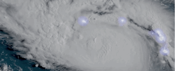 Vista satelital de un gran sistema de tormentas sobre un océano, con un anillo de puntos brillantes distintivos alrededor de su área central, que recuerdan las configuraciones celestiales en el Mazzaroth.