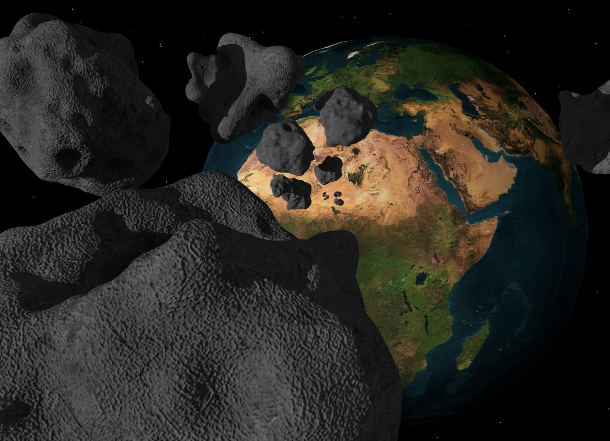 Representación digital de múltiples asteroides en el espacio aproximándose a la Tierra, con especial atención a la región del Norte de África y Oriente Medio. El detallado relieve terrestre contrasta con las superficies rugosas y texturizadas de los asteroides.