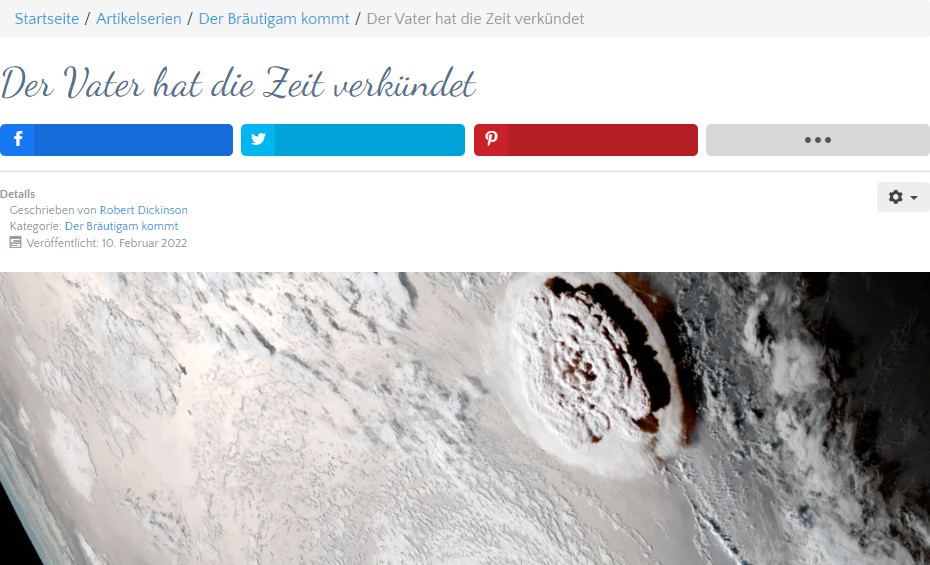 Satellitenansicht eines kräftigen Wirbelsturms über der Erdoberfläche, umgeben von Wolken, der die Naturgewalten illustriert.
