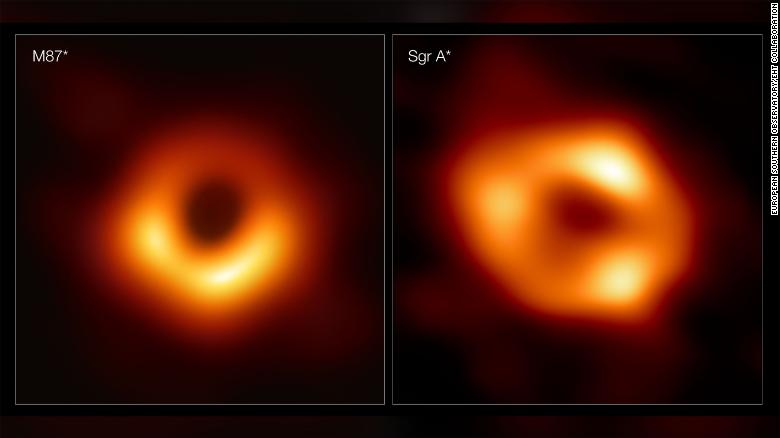 Zwei Bilder von Himmelsphänomenen. Das linke Bild trägt die Bezeichnung „M87*“ und zeigt eine helle Ringformation mit dunklem Zentrum. Diese stellt die Emissionen eines Schwarzen Lochs in einer entfernten Galaxie dar. Das rechte Bild trägt die Bezeichnung „Sgr A*“ und zeigt eine ähnliche Formation, erscheint jedoch leicht unscharf. Dies deutet auf Emissionen eines Schwarzen Lochs nahe dem Zentrum der Milchstraße hin.