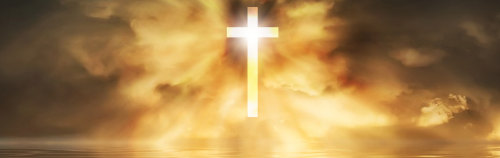 Una cruz luminosa centrada en un cielo dorado, que se refleja en aguas tranquilas, simboliza la divinidad y la iluminación espiritual en medio de fenómenos celestiales.
