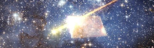 Una escena cósmica vibrante con deslumbrantes cúmulos de estrellas y un cuerpo celeste central luminoso que emite un rayo brillante, intersecando un contorno rectangular que brilla en medio de la extensión estrellada.