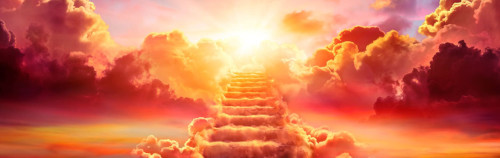 Una escalera compuesta de nubes que ascienden hacia un sol radiante, flanqueada por nubes vibrantes que reflejan tonos rosa, naranja y amarillo mientras rodean la escena celestial.