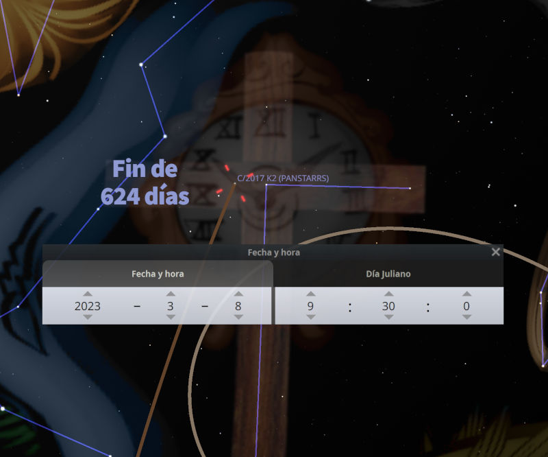 Vista de una simulación celeste digital con la interfaz de un calendario que muestra la fecha 8 de marzo de 2023 a las 9:30. La imagen incluye un gran reloj con números romanos al fondo y la constelación de la Mazzaroth visible, con elementos estelares como la constelación C/2017 K2 (PANSTARRS). En primer plano, un mensaje dice "Fin de 624 días".