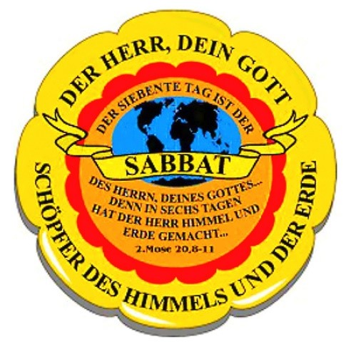 Grafische Darstellung eines Emblems mit konzentrischen Kreisen in Gelb und Rot, mit dem Text "DER HERR, DEIN GOTT" im obersten Band und "SCHÖPFER DES HIMMELS UND DER ERDE" im untersten Band. Im Zentrum steht das Wort "SABBAT" umrahmt von einer Darstellung der Erde, geteilt durch zwei überkreuzte Ähren. Text darunter zitiert Exodus 20,8-11, betont die göttliche Schöpfung in sechs Tagen.