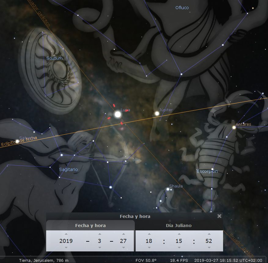 Imagen digital del cielo nocturno que muestra constelaciones y cuerpos celestes tales como la Luna y Júpiter conectados mediante líneas que forman figuras, sobre un fondo estrellado y con etiquetas en español. Una línea dorada marcando la eclíptica atraviesa la imagen, que también incluye indicadores de la hora y fecha específica observada desde Jerusalén.