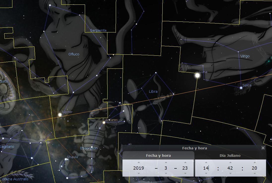 Imagen digital de partes del cielo nocturno mostrando diversas constelaciones superpuestas con representaciones gráficas. Destaca a la izquierda Ofiuco, seguido por Libra en el centro y Virgo a la derecha. Hay líneas que conectan las estrellas formando estos grupos estelares de la Mazzaroth. En la imagen también aparecen algunos nombres de estrellas y planetas, como Antares cerca de Escorpión y Júpiter cerca de Ofiuco, así como la luna cerca de Virgo.