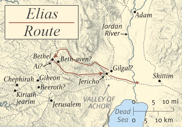 Eine topografische Karte zeigt die Route von Elias durch historische Lagen im Nahen Osten. Markante Punkte wie Bethel, Gilgal und Jericho sind zusammen mit dem Fluss Jordan und dem Toten Meer eingetragen. Eine rote Linie verzeichnet den vermuteten Weg von Elias entlang dieser Orte.