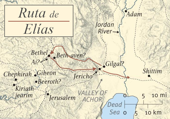 Mapa antiguo que muestra la "Ruta de Elías" a través de paisajes montañosos y desérticos en un tono sepia. Se destacan localidades bíblicas como Betel, Jericó, y Jerusalén con Jericó conectada a Gilgal a través de una ruta en rojo punteada. Otros puntos significativos incluyen el Río Jordán y el Mar Muerto, con escalas de distancia en millas y kilómetros.