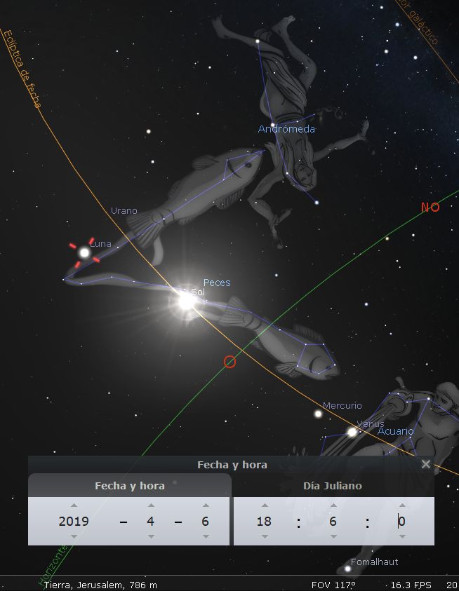 Imagen astronómica que muestra diversas constelaciones interconectadas sobre un fondo estrellado. Se destacan algunos cuerpos celestes como la Luna, Urano y Mercurio, y se observan líneas que trazan las formas de las constelaciones de Andrómeda, Peces y Acuario. La imagen incluye elementos gráficos como coordenadas y la posición relativa del Sol.