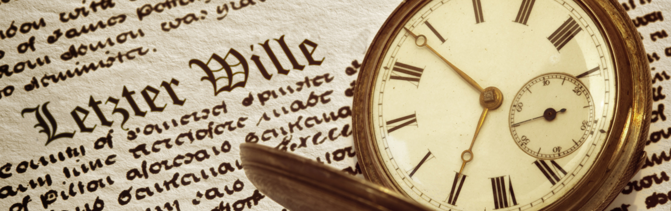 Ein Bild zeigt eine Nahaufnahme einer antiken Taschenuhr, die auf einem Stück Pergament mit handgeschriebenen Texten liegt. Die Uhr zeigt eine traditionelle Zifferblattgestaltung mit römischen Ziffern und goldenen Zeigern, betont durch das warme Licht, das das Gesamtbild in ein sepiafarbenes Leuchten taucht.