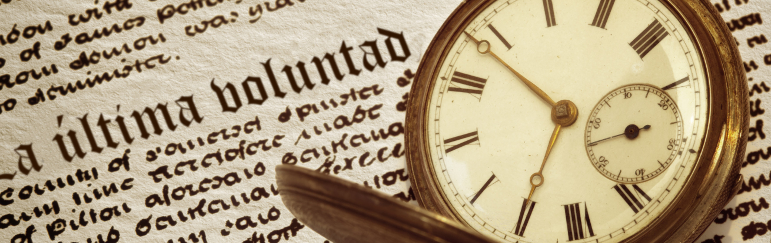 Imagen de un reloj de bolsillo antiguo sobre un documento manuscrito en un papel amarillento, destacando las manecillas del reloj que marcan el tiempo en un momento determinado, evocando el flujo constante y medido del tiempo.