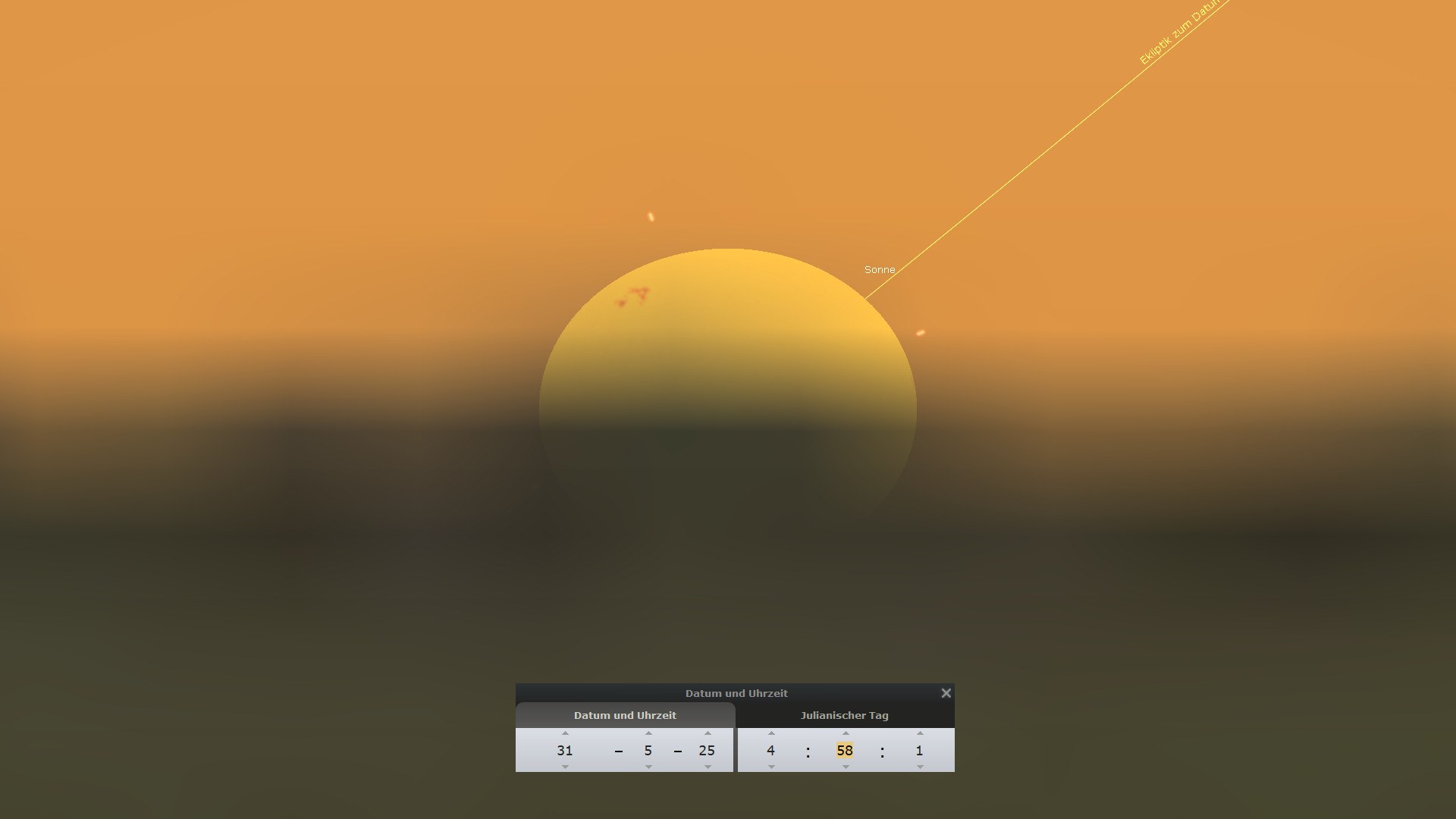 Ein astronomisches Computerprogramm zeigt eine Darstellung der Sonne vor einem diffusen, orangefarbenen Hintergrund. Drei markante Sonnenflecken sind auf der Oberfläche sichtbar. Ein Linienpfad markiert die Bewegungsbahn der Sonne. Im unteren Bildbereich ist ein Fenster mit Datum, Uhrzeit und Julianischem Tag zu sehen.