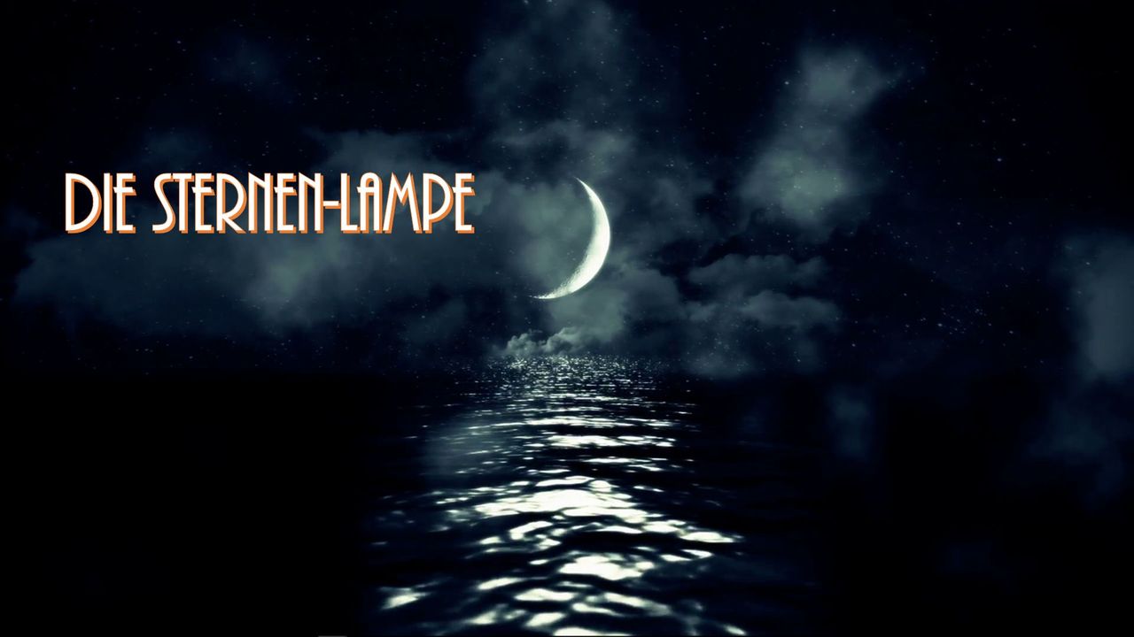 Bild zeigt eine nächtliche Szene mit einem schmalen, sichelförmigen Mond, der über einem ruhigen, von Mondlicht beleuchteten Meer glänzt. Der Himmel ist dunkel, mit Sternen übersät und Wolken leicht sichtbar. Text „Die Sternen-Lampe“ in orange-goldener Schrift oben im Bild.