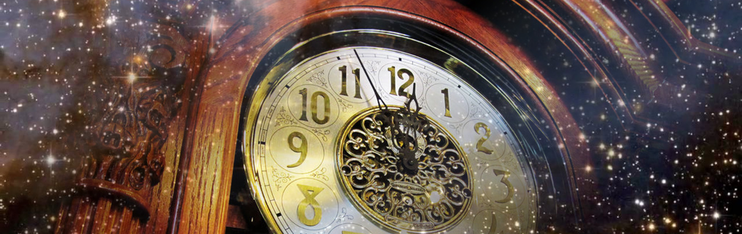 Un reloj de bolsillo dorado y ornamentado que marca las 2:03 sobre un fondo cósmico de estrellas, nebulosas y destellos celestiales. A la izquierda, se aprecian intrincados grabados y una rica textura de madera.