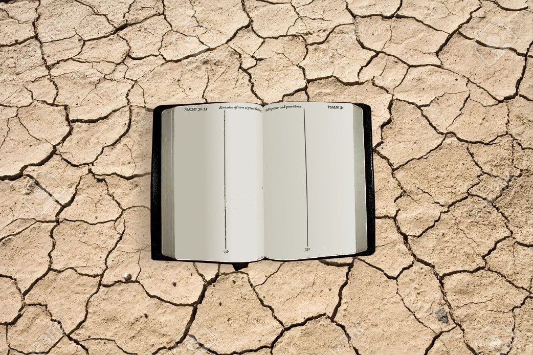 Un libro abierto con páginas en blanco yace sobre una superficie de tierra seca y agrietada, con un texto de encabezado que indica el Salmo 31.
