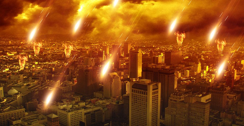 Una escena apocalíptica sobre un denso paisaje urbano con objetos ardientes similares a meteoritos que descienden de un cielo oscuro y tormentoso.