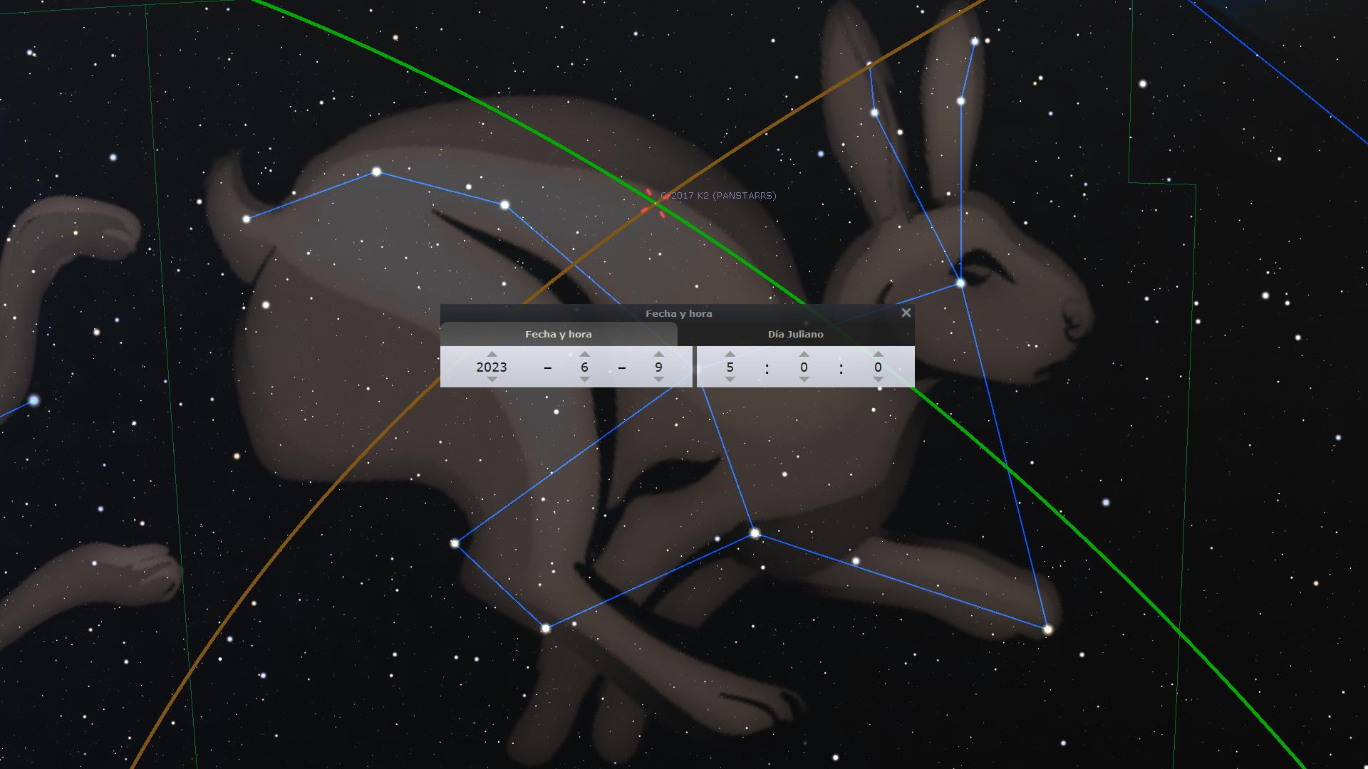 Imagen digital que muestra una representación de una constelación del Mazzaroth en forma de conejo en el cielo estrellado, interseccionada por líneas geométricas de colores y anotaciones astronómicas. Un cometa etiquetado como "2017 K2 (PANSTARRS)" es visible cerca del extremo superior derecho, y un panel de control para la fecha y hora está superpuesto en el centro inferior.