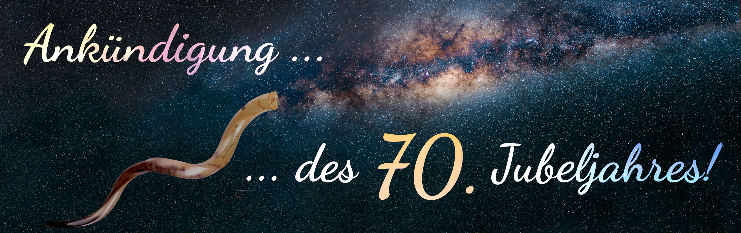 Ein langes, helles Horn schwebt vor einem kosmischen Hintergrund mit dicht besetzten Sternen und einer farbenprächtigen Gasnebel-Region, begleitet von den Worten "Ankündigung... des 70. Jubeljahres!" in stilvoller Schrift.