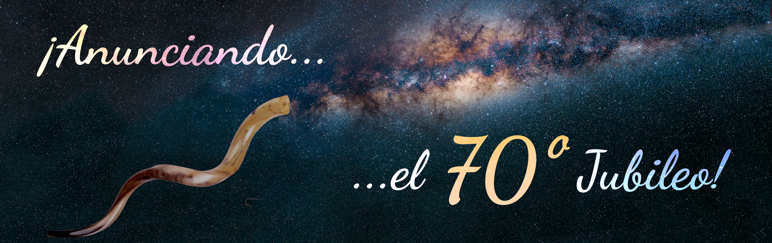 Imagen panorámica del cielo nocturno estrellado con una representación gráfica de la galaxia y un cuerno de carnero en primer plano, acompañado de texto que anuncia "el 70º Jubileo" en letras doradas y rosas.