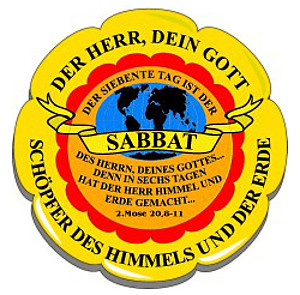 Grafische Darstellung eines runden Emblems mit konzentrischen Kreisen in Rot, Gelb und Blau, das biblische Texte auf Deutsch enthält. In der Mitte ist ein blauer Globus abgebildet, umgeben von den Worten "Der siebente Tag ist der Sabbat" und anderen Texten, die auf die biblische Schöpfungsgeschichte verweisen.