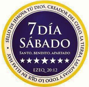 Imagen de un emblema circular con fondo morado y borde dorado. En el centro, texto en blanco que dice "7 DIA SABADO" rodeado por la frase "SELLO DE JEHOVÁ TU DIOS, CREADOR DEL CIELO Y LA TIERRA" y "SANTO, BENDITO, APARTADO". En la parte inferior, doce estrellas doradas y una referencia bíblica "EZEQ 20:12".