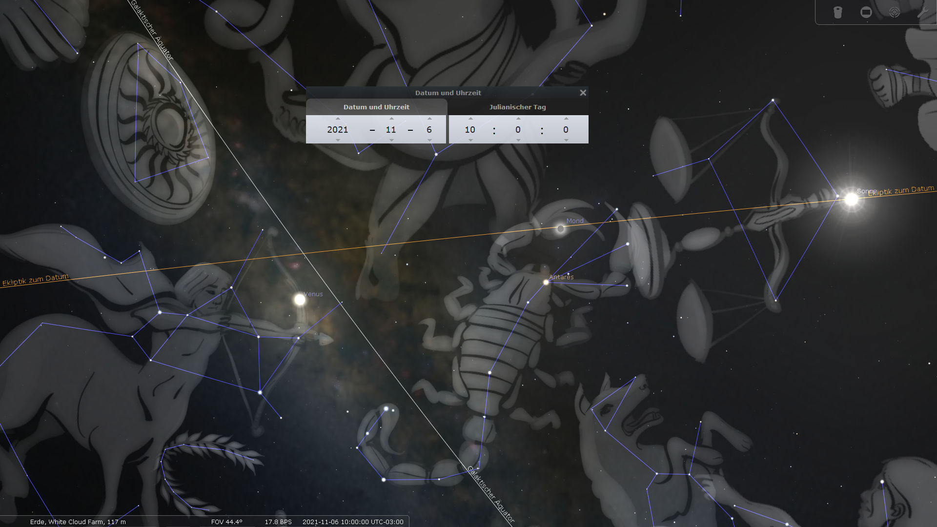 Computergrafik des nächtlichen Himmels mit Darstellungen der Mazzaroth-Figuren und sichtbaren Planeten einschließlich Venus und Mond. Linien verbinden Sterne, um die Mazzaroth-Figuren wie Skorpion zu formen, während die Sonnenbahn durch eine goldfarbene Linie dargestellt ist. In der oberen linken Ecke sind Datum und Uhrzeitinformationen angezeigt.