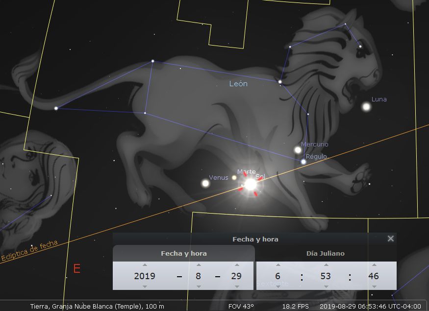 Una imagen astronómica digital que muestra la constelación del León. Los principales cuerpos celestes visibles incluyen la Luna, Venus, Mercurio, Marte y el Sol ubicados cerca de Régulo, una estrella brillante en el contexto de la Mazzaroth. La imagen también marca las posiciones con líneas y nombres, en un fondo de espacio oscuro ilustrado con contornos de constelaciones.