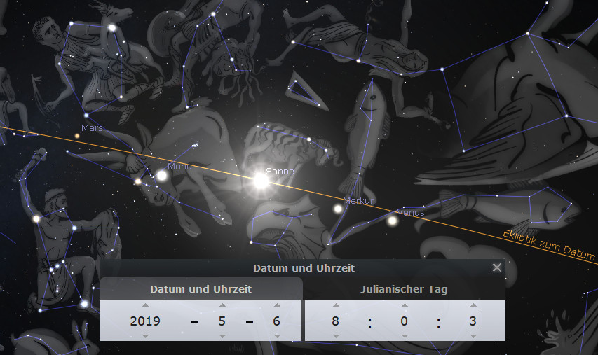 Digitale Darstellung des Nachthimmels mit verschiedenen Sternbildern des Mazzaroth, durch die eine orangefarbene Linie verläuft, die die Bahn der Sonne durch die Sternbilder an einem bestimmten Datum markiert. Die Konstellationen sind durch weiße Linien verbunden, die die Formen menschlicher und tierischer Gestalten nachzeichnen. Sichtbar sind auch Planetennamen wie Mars, Mond, Sonne, Merkur und Venus.