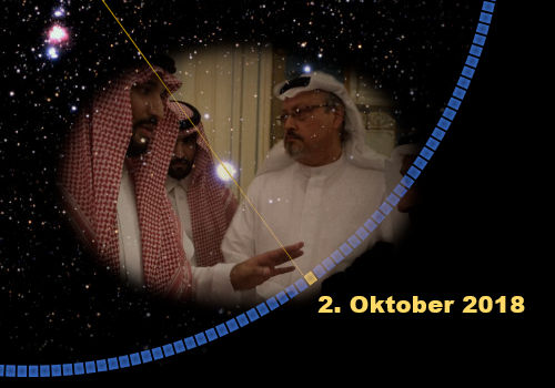 Eine Gruppe von drei Männern, die traditionelle arabische Kleidung tragen, unterhalten sich in einem Raum, der schwach beleuchtet ist. Im Hintergrund sind vereinzelt Sterne und kleine Lichtpunkte zu sehen. Die Szene ist von einem dunkelblauen Bogen mit Datumsangabe "2. Oktober 2018" und Sternbildern umrahmt.