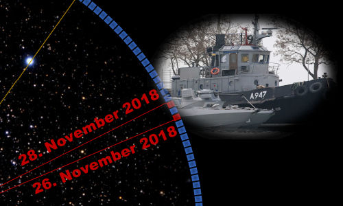 Ein Bild zeigt eine künstlerische Darstellung mit einem marineblauen Kreisbogen, der einen Sternenhimmel nachbildet, komplettiert mit Sternen und einer leuchtenden Linie, die Daten vom 26. November 2018 bis zum 28. November 2018 anzeigt. Im Vordergrund ist ein militärisches Schiff mit der Kennzeichnung "A947" in einer dunklen Umgebung sichtbar.
