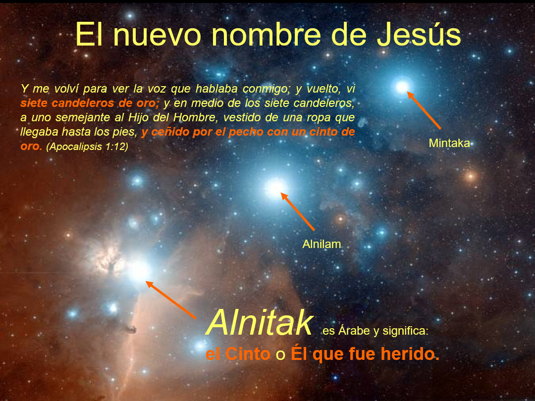 Una imagen que combina una fotografía del espacio con texto referente a un versículo bíblico de Apocalipsis 1:12, describiendo a "uno semejante al Hijo del Hombre". Muestra una vasta nebulosa con estrellas brillantes, algunas de las cuales están señaladas como Alnilam, Mintaka y otras componentes de la Mazzaroth. En la parte superior aparece el título "El nuevo nombre de Jesús".