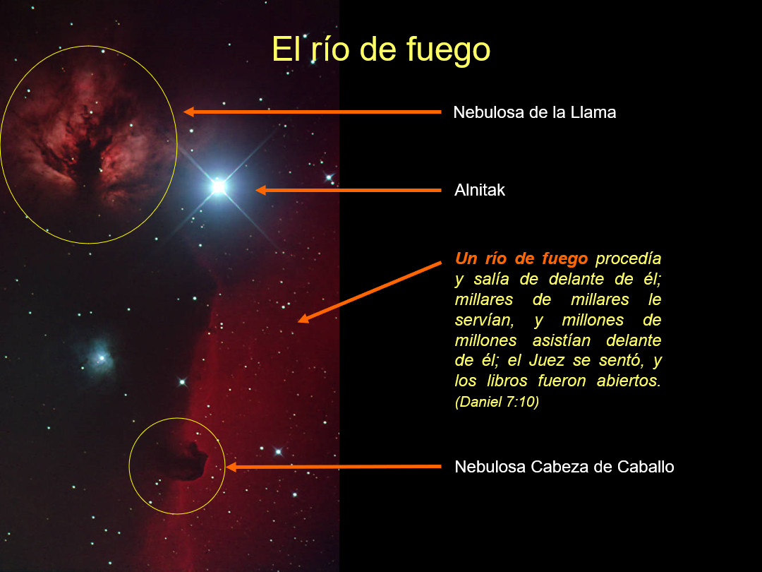 Fotografía astronómica que muestra diversas formaciones celestiales. En la imagen predominan colores rojo oscuro y negro, destacando la Nebulosa de la Llama y la Nebulosa Cabeza de Caballo, acompañadas por el brillante astro Alnitak. En el borde derecho se muestra texto en español con una cita bíblica de Daniel 7:10, describiendo un "río de fuego".