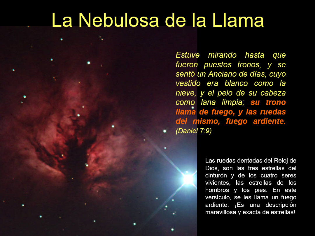 Imagen astronómica de la Nebulosa de la Llama, una inmensa región de formación estelar. Muestra tonalidades de rojo y negro, iluminada por estrellas que brillan intensamente. Incluye texto sobre un pasaje bíblico de Daniel 7:9 que compara la majestuosidad de Dios con elementos naturales intensos y purificadores, como la nieve y el fuego, y menciona un diseño celestial, el Reloj de Dios, interpretado a través de constelaciones.